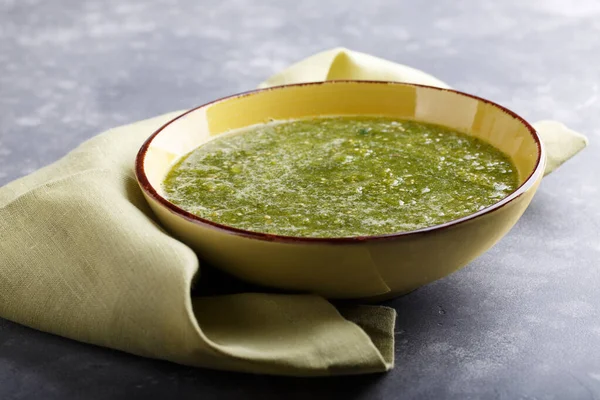 Tomatillo Salsa Verde Tigela Molho Verde Picante Mesa Cinza Cozinha — Fotografia de Stock