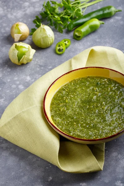 Tomatillo Salsa Verde Tigela Molho Verde Picante Mesa Cinza Cozinha — Fotografia de Stock