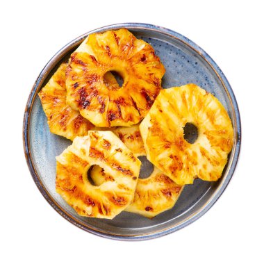 Beyaza izole edilmiş gri tabakta ızgara ananas dilimleri. Üst görünüm.