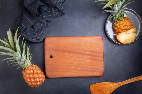 Tagliere Legno Vuoto Dolce Ananas Sfondo Nero Vista Dall Alto — Foto Stock