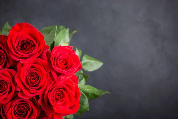 Kytice Rudých Růží Krásné Květiny Černém Pozadí Horní Pohled Kopírovací — Stock fotografie
