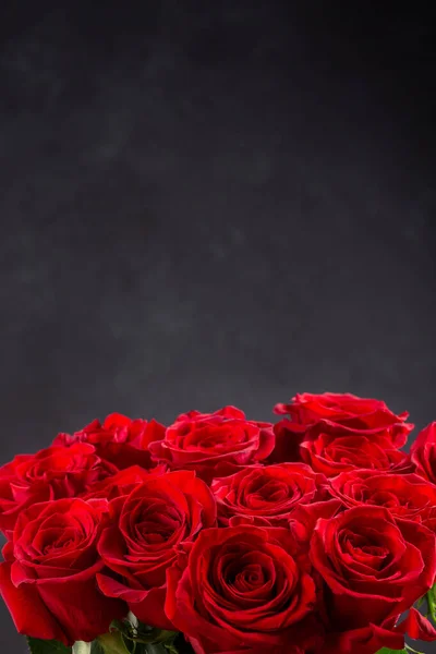 Bouquet Rose Rosse Bellissimi Fiori Sfondo Nero Copia Spazio — Foto Stock