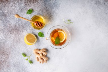 Zencefilli, limonlu, naneli ve ballı bir fincan sıcak çay. Üst Manzara. Boşluğu kopyala.