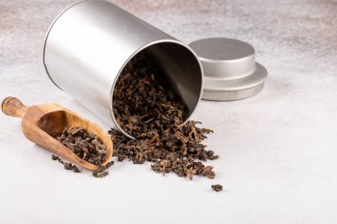 Oolong çay yaprakları beton arka plandaki metal konteynırda. Boşluğu kopyala. 
