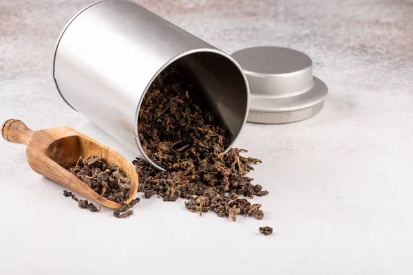 Oolong Teeblätter Metallbehältern Auf Betongrund Kopierraum — Stockfoto