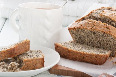 Lezzetli haşhaş tohum pasta dilimleri.