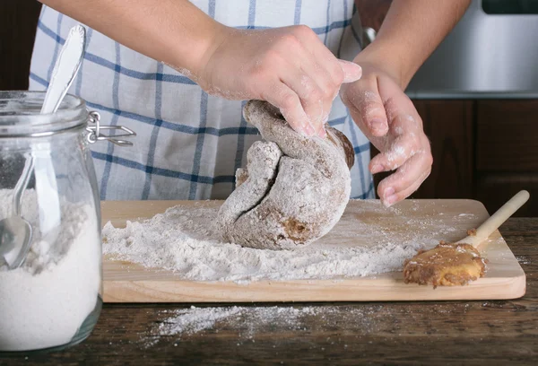 생강 빵을 위한 반죽을 반죽 하는 여자의 손. — 스톡 사진