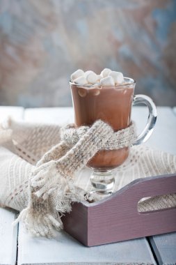 Kakao marshmallows bir ahşap tepsi ile