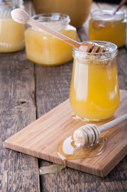 Ahşap bal ayı bir kavanoza tatlım.