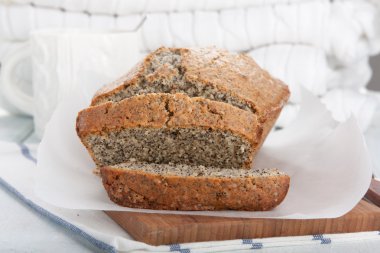 Lezzetli haşhaş tohum pasta dilimleri.