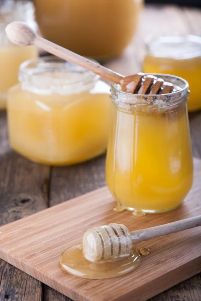 Mel em um frasco com um conta-gotas de mel de madeira . — Fotografia de Stock