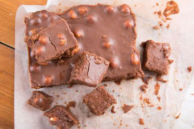 Çikolatalı kek (çikolata) fındık