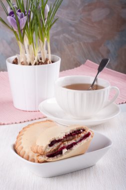 Vişne reçelli kurabiye