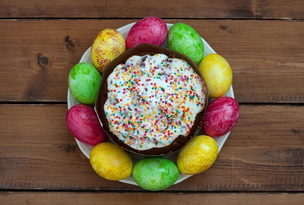 Påske kage og farvede påskeæg - Stock-foto