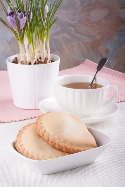 Cakes, cup of tea, spring flowers. Breakfast. — Stock Photo, Image