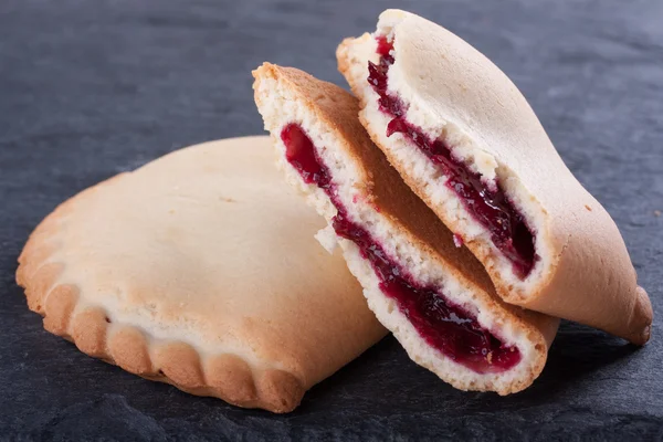 Cookies with cherry jam — Stock Photo, Image