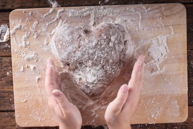 Kızın eller için zencefilli kurabiye hamur yoğurma.