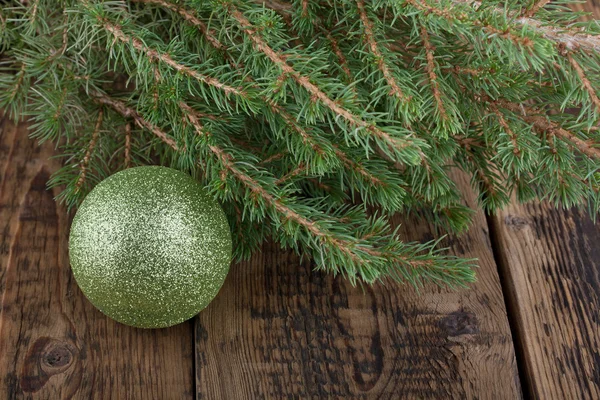 Χριστουγεννιάτικο δέντρο υποκατάστημα με διακόσμηση — Φωτογραφία Αρχείου