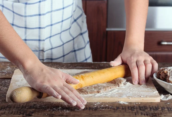 Le mani della ragazza che lavorano con il mattarello . — Foto Stock