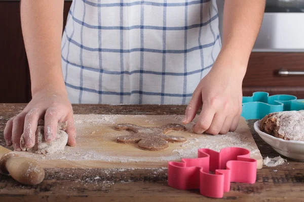 Hornear galletas de jengibre. Primer plano de las manos de la chica . —  Fotos de Stock