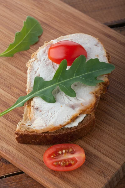 ロースト七面鳥の胸肉、トマトとルッコラのサンドイッチ — ストック写真
