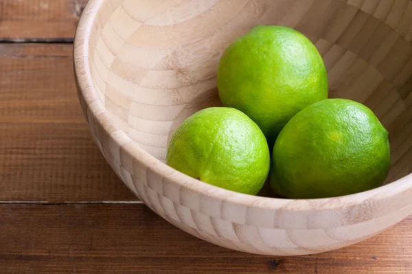 Limes in een kom. Stockfoto