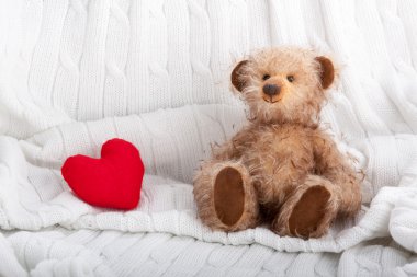 oyuncak ayı ve kırmızı kalp