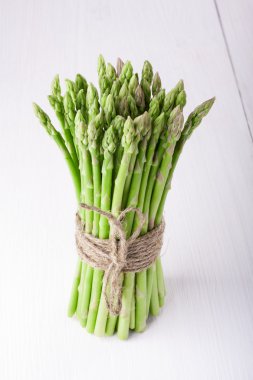 bir demet taze yeşil kuşkonmaz 