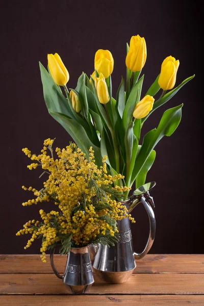Dois buquê de flores amarelo primavera — Fotografia de Stock