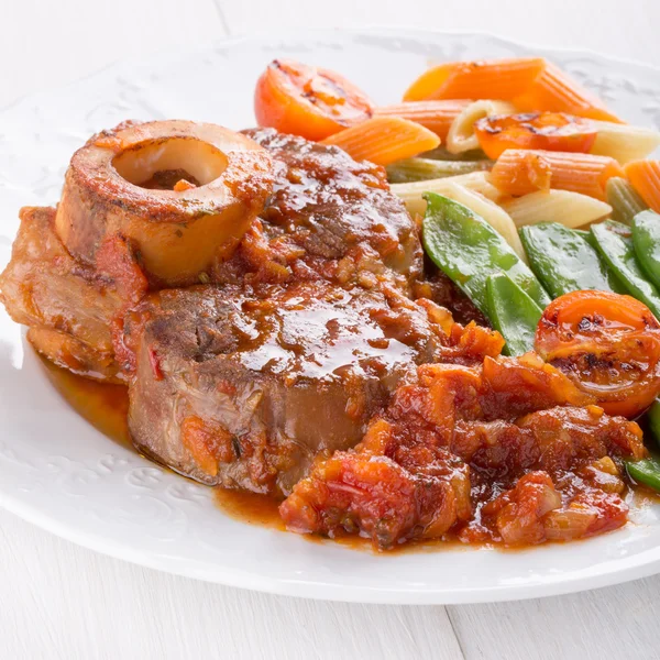 Ossobuco. Pointes de veau transversales braisées avec des légumes . — Photo