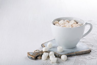 Marşmelovlu sıcak çikolata