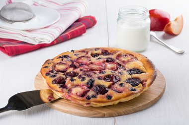 Erik ve böğürtlen ile Clafoutis 