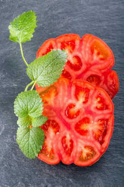 dilimlenmiş biftek domates