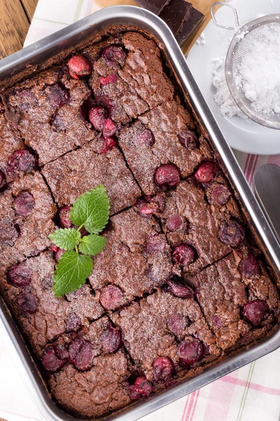 Torta de chocolate com cereja . — Fotografia de Stock