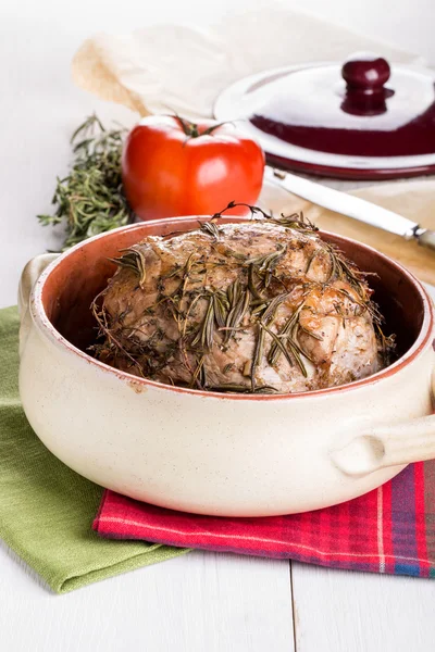 Cerdo al horno con hierbas —  Fotos de Stock