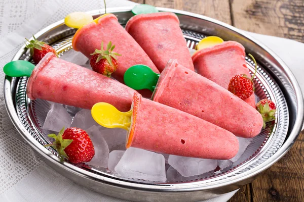 Çilek popsicles