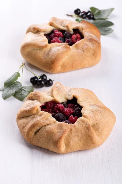 Galette with currant, blackberries and raspberries. — Stock Photo, Image