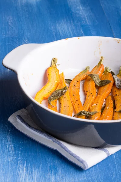 Horno de zanahorias al horno con hojas de salvia, ajo, miel y especias . — Foto de Stock