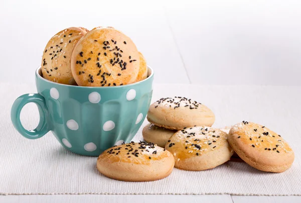 Shortbread-Kekse mit schwarzem und weißem Sesam. — Stockfoto