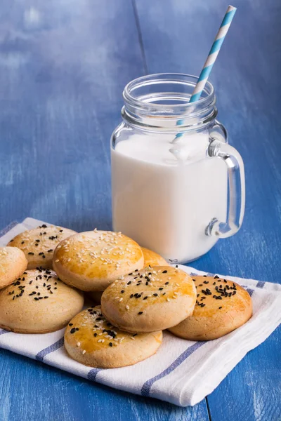 Cookies and glass of milk — Stock Photo, Image