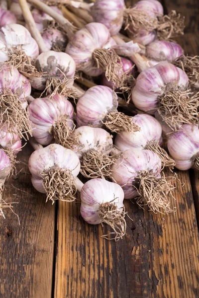 Harvest of garlic on a wooden background — Stock Photo, Image