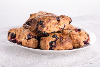 Taze pişmiş Frenk üzümü çörekler