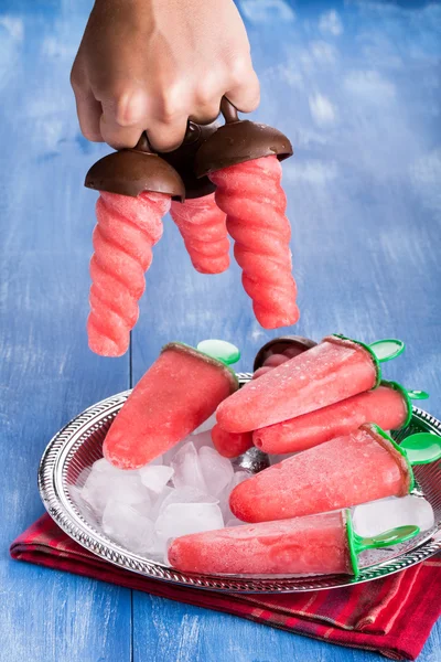 Zelfgemaakte watermeloen popsicle — Stockfoto