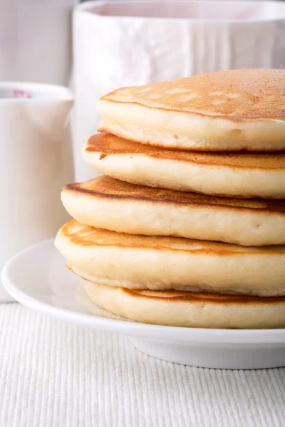 Een stapel van verse huisgemaakte pannenkoeken. — Stockfoto