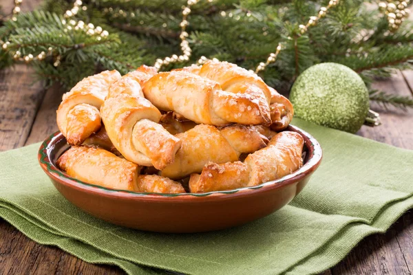 Rugelach ciasteczka w świątecznych dekoracji. — Zdjęcie stockowe