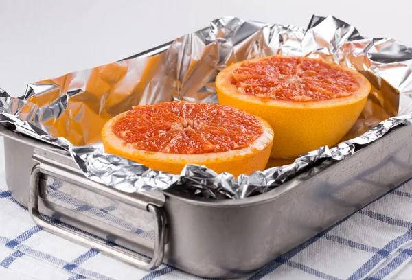 Fél grapefruit sült a kemencében — Stock Fotó