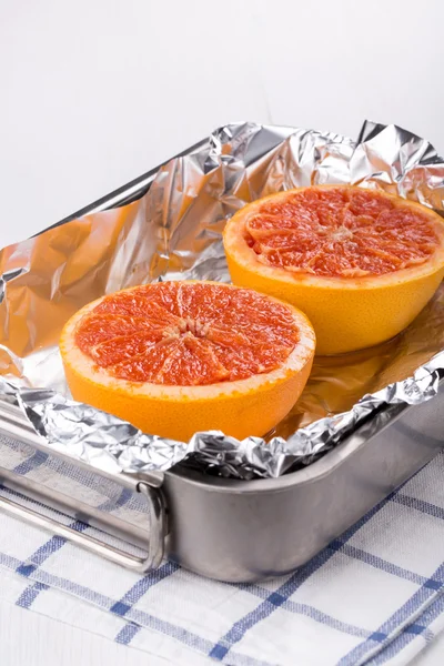 Halbiert Grapefruit im Ofen gebacken — Stockfoto