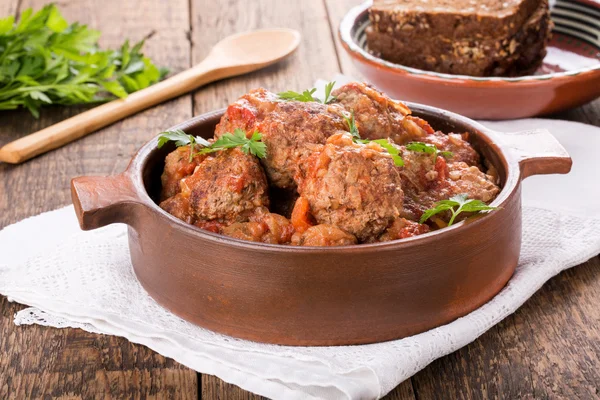 Boulettes de viande dans un pot en céramique — Photo