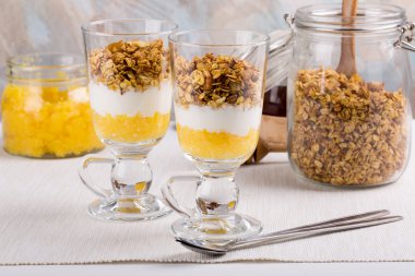 Katmanlı tatlı bir cam. Granola (müsli) ve portakal reçelli yoğurt.