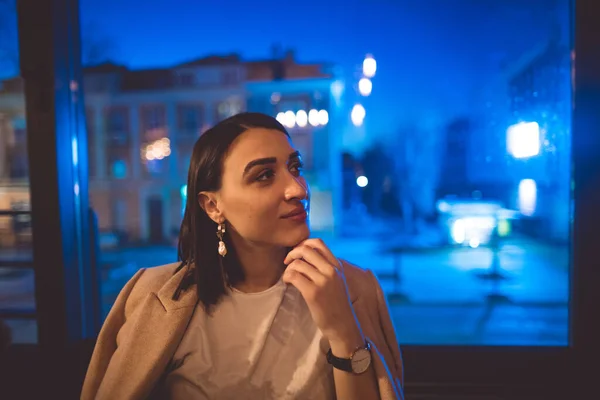 Güzel, mutlu, genç bir kadın restoranda